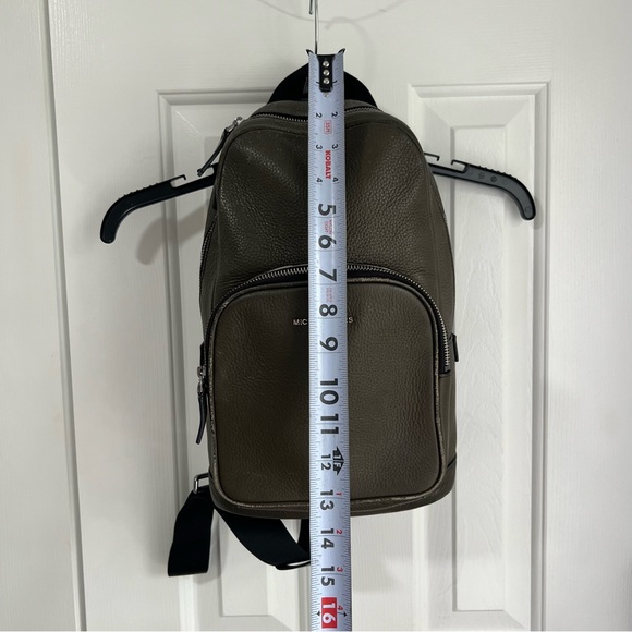 Michael Kors Cooper Sling Pack Backpack Purse Leather Luggage Travel Bag Green - Picture 5 of 16